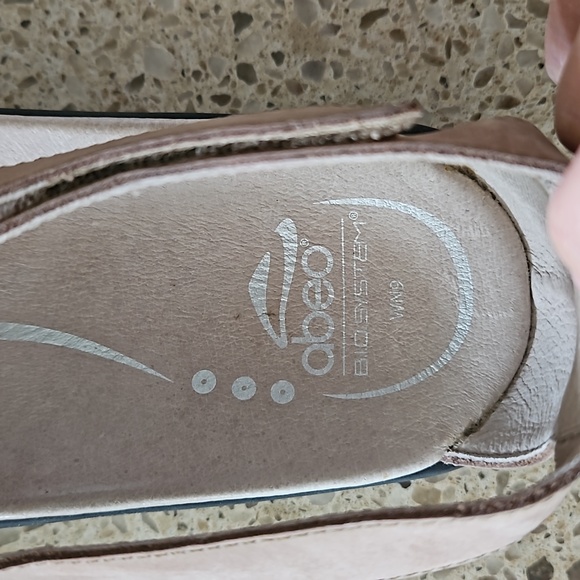 Women's size 9 Neutral Abeo tan sandals - Picture 9 of 10